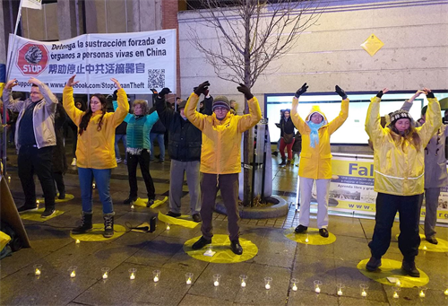 '圖1～2：西班牙法輪功學員在首都馬德裏舉辦活動，向民眾介紹功法，徵集譴責中共迫害的簽名。'