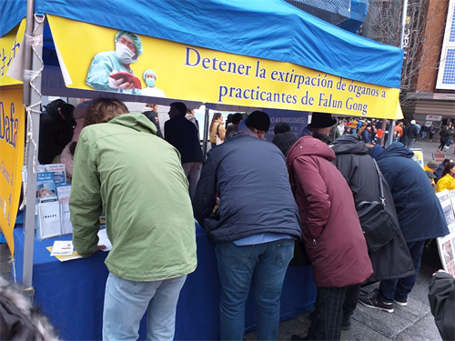 '圖5，馬德裏市中心卡亞俄廣場（plaza del Callao）上，人們紛紛簽名，譴責中共迫害法輪功。'