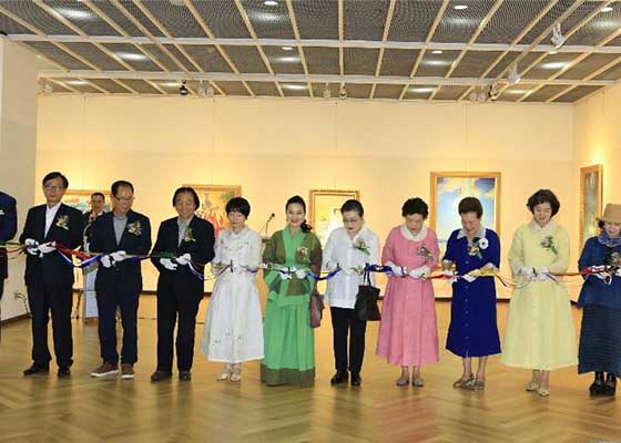 韓國釜山市民觀看「真善忍美術展」