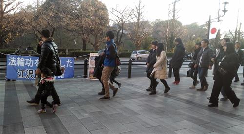 '圖2：東京部份法輪功學員新年期間至神社舉辦講真相活動。'