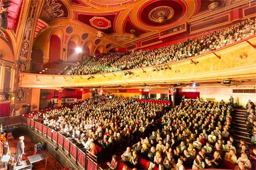 '圖2：二零二零年一月三日至五日，美國神韻國際藝術團在英國利物浦帝國劇院（Liverpool Empire Theatre）的四場演出場場爆滿。圖為一月三日晚，現場爆滿的盛況。'