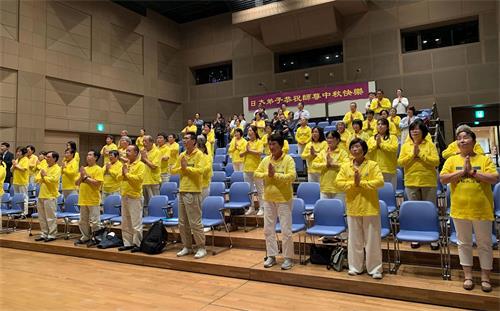 '圖1：東京法輪功學員們祝師父李洪志先生中秋快樂，並合唱《師恩頌》'