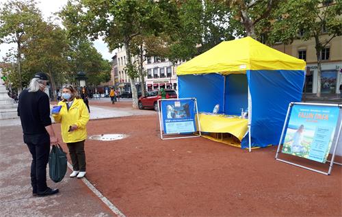 '圖6：九月末，法輪功學員在裏昂市第四區的紅十字山廣場（Place de la Croix-Rousse）舉行了信息日活動。'