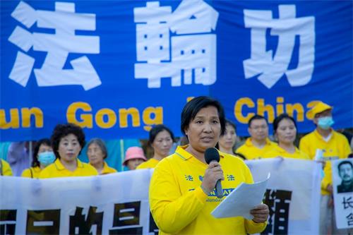 '圖3：因為堅持信仰，尹麗萍在遼寧省七次被抓捕，六次被迫害得奄奄一息抬回家。她在集會中揭露中共的殘酷迫害。'