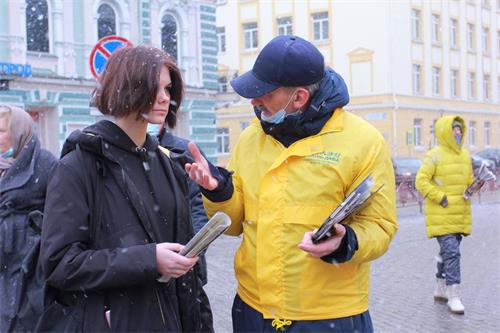 '圖1～9：風雪中俄羅斯伊爾庫茨克的法輪功學員們和民眾交談，人們聽聞真相後簽名支持解體中共'