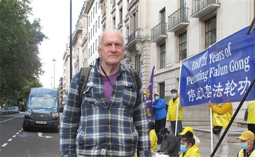 '圖3：二零二零年十月一日，反對中共壓迫信仰自由的英國人休﹒朗（Hugh Lang）到場支持法輪功學員反迫害活動'