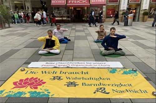 '圖1：法輪功學員在維也納老城著名商業街格拉本大街打坐'