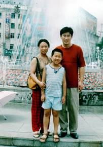 '鄧玉林（右一）、滕紅濤和兒子鄧忠博一家人'