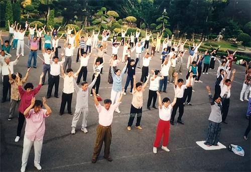 '圖4：黃春梅（前排右二）在台灣中正紀念堂煉功。'