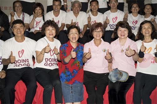 圖6：國際志工交流協會理事長許惠美女士（前排左三）對法輪功天國樂團讚賞有加。她說：「法輪功天國樂團引領我們進場是一種感動、一種榮耀。我們已有十多年的深厚友誼。」