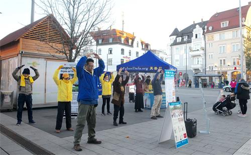 '圖1：二零二零年十一月七日，慕尼黑法輪功學員在帕興（Pasing）火車站舉辦活動。'