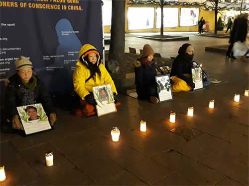 圖2：芬蘭法輪功學員在赫爾辛基舉行燭光守夜活動。