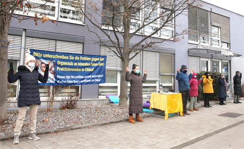 圖4：二零二零年十二月十日國際人權日，法輪功學員在慕尼黑中領館前抗議迫害。