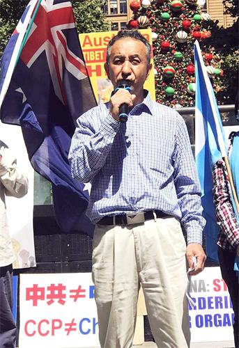 '圖4：澳洲悉尼維吾爾族社區主席穆罕默德﹒奧布爾（Mehmet Obul）在集會上發言'