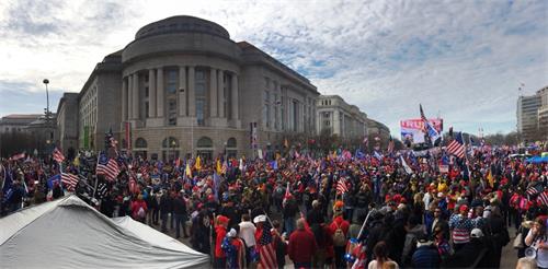 二零二零年十二月十二日，數十萬民眾在美國首都華盛頓舉行大規模集會，抗議大選舞弊，支持川普。