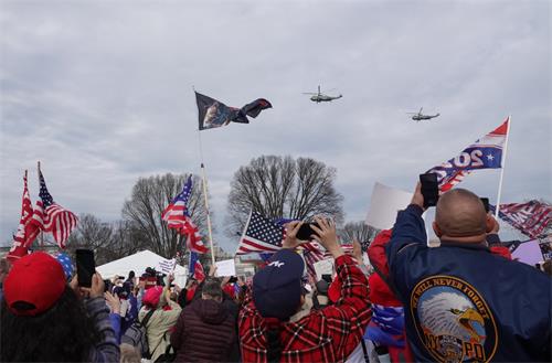 圖4： 在弗林將軍演說過程中，川普總統海軍陸戰隊一號環繞自由廣場上空飛過，並環繞數圈，人們興奮的歡呼，揮舞國旗致意。
