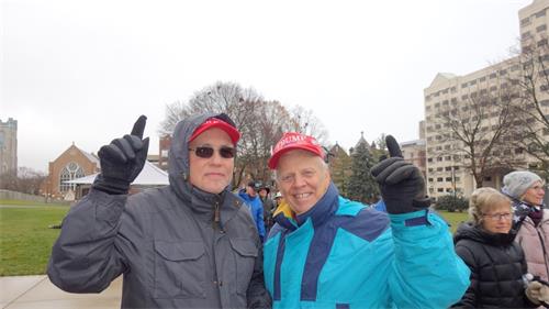 '圖7：2020年12月12日下午，Timothy Parker（左） 和朋友Larry Van Beek 參加美國密西根州「停止竊選」集會'