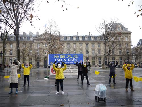 十二月十三日星期日下午，法輪功學員在巴黎共和國廣場進行煉功、講真相活動，揭露中共迫害