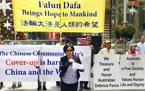 '圖3：悉尼退黨中心代表喬安娜﹒周（Joanna Zhou）在集會上指出，中共給全世界人民帶來了巨大的苦難。'