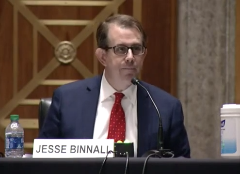圖2：川普團隊律師傑西‧賓納爾（Jesse Binnall）在2020年12月16日的參議院聽證會上發言。