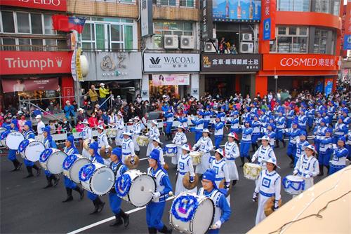 '圖1～5：於二零二零年十二月十九日，台灣法輪大法天國樂團受邀參加今年的台灣嘉義市「國際管樂節」的踩街「嘉年華」，受到沿途觀眾的歡迎。'
