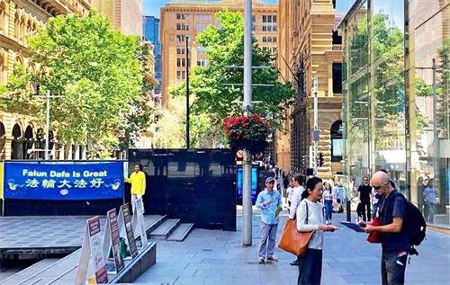 '圖10：法輪功學員在澳洲悉尼金融和政界聚集地馬丁廣場（Martin Place）打橫幅、講真相。'