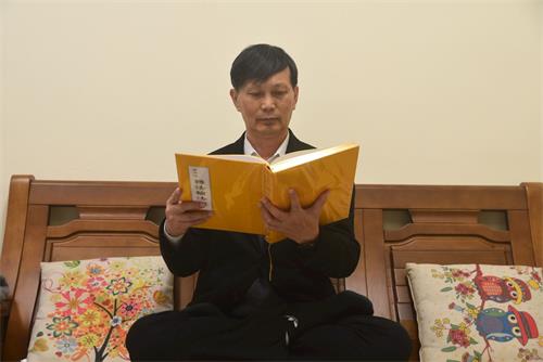 '圖2：廖偉辰在讀法輪大法書籍，表示他已擁有生命中最珍貴的財富。'