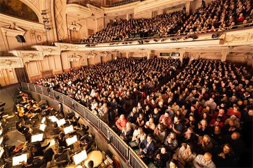 '圖1：2020年2月15日，神韻環球藝術團在美國費城瑪麗安劇院（Merriam Theater）的兩場演出皆爆滿加座。'