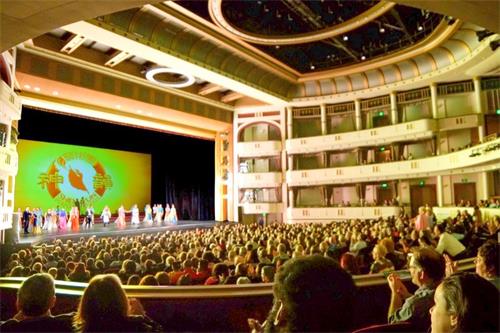 '圖2：2020年2月15日，神韻國際藝術團在美國佛羅里達州聖彼得堡馬哈菲劇院（Mahaffey Theater）上演的兩場演出，票房全部爆滿。'