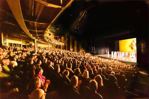 '圖3：2020年2月15日，神韻巡迴藝術團在德國科隆圓頂音樂廳上演兩場演出，均大爆滿。'