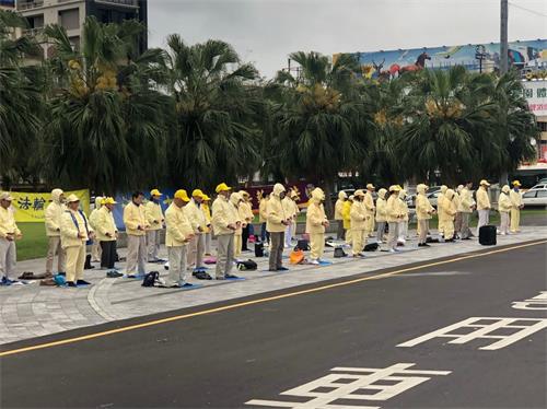 '圖1：台灣花蓮的部份法輪功學員於16日在花蓮火車站前廣場向民眾講清真相與反迫害徵簽活動，展示法輪功功法演示。'