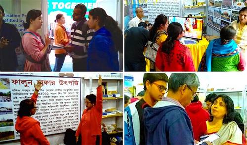 '圖2：印度法輪功學員在加爾各答國際書展上講真相教功'