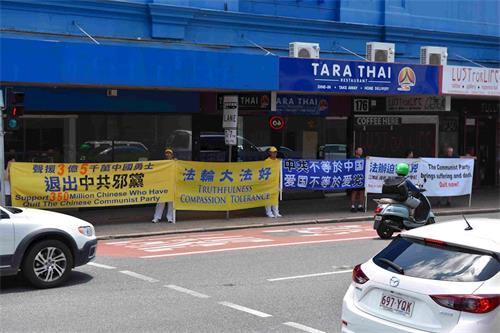 '圖1：澳洲昆士蘭部份法輪功學員在中國城（China Town）交通要道附近舉橫幅；聲援三億五千萬中國人「三退」。'