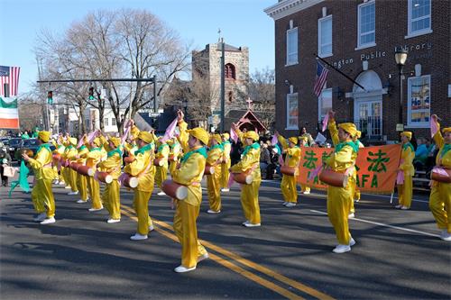 '圖1～2：2020年3月1日、7日、8日，紐約法輪功腰鼓隊連續被邀請參加美國東部三個地區的聖派翠克節日（St. Patrick』s Day）遊行。圖為3月8日的遊行活動。'