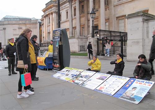 圖1～3：二零二零年三月七日，英國法輪功學員在倫敦特拉法加廣場（Trafalgar Square）進行週末講真相反迫害活動，吸引民眾駐足了解真相。