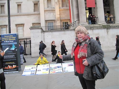 圖9：二零二零年三月七日，在特拉法加廣場，英國女士凱瑟琳（Catherine）對法輪功學員和平理性反迫害表示讚賞支持。