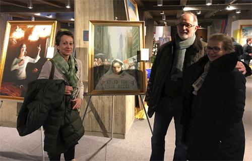 '圖2：瑪瑞﹒卡烏尼爾（Marie Cavelier，左）女士和海訥夫婦一同來看畫展。（Elke/明慧）'