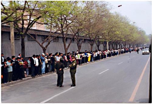 一九九九年四月二十五日，上萬名中國大陸法輪功學員和平上訪。
