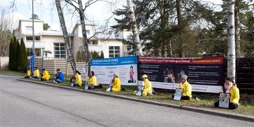 '圖1：芬蘭法輪功學員在大使館前和平抗議'