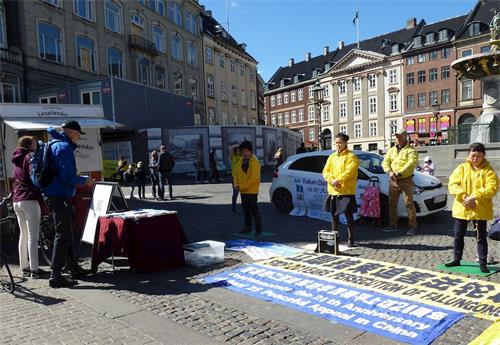 '圖1：丹麥法輪功學員在哥本哈根的老廣場煉功，講真相。'