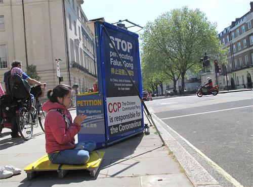 '圖3：二零二零年四月二十五日，法輪功學員妮娜（Nina）參加了倫敦中使館前對面的「四二五」和平請願。'