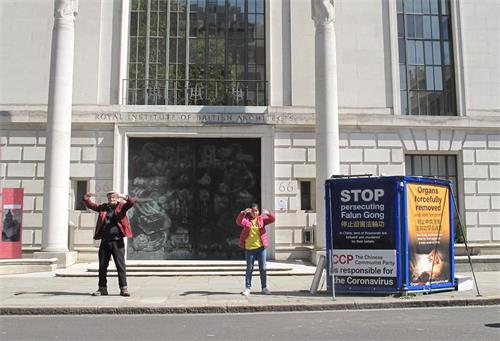'圖4：英國法輪功學員托尼（Tony，左）參加了二零二零年四月二十五日，在倫敦中使館對面和平請願。'