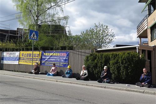 '圖1：挪威法輪功學員二零二零年四月二十五日在中使館前反迫害。'