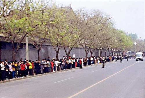 '圖4：一九九九年四月二十五日，逾萬法輪功學員在北京國務院信訪辦外要求政府釋放在天津被抓的法輪功學員，以真善忍的胸懷開啟了中國歷史上和平理性反迫害的先例。'