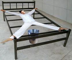 '酷刑演示：綁在床上'