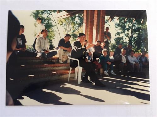 '圖2：一九九六年十月，李洪志師父首次來美公開講法，於十月五日在舊金山灣區桑尼維爾市的奧德嘉公園（Ortega Park）向西海岸的近二百名法輪功學員講法、解疑。'