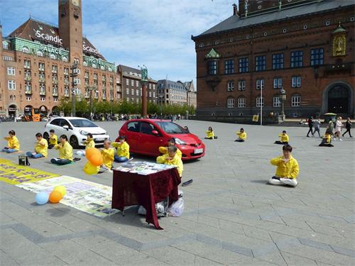 '圖2～4：丹麥部份法輪功學員在哥本哈根市政廳廣場慶祝世界法輪大法日'