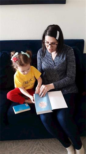 '圖5：報紙美編Diane Benedetti和3歲的女兒。（Diane Benedetti提供）'