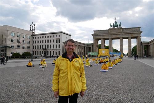 '圖4：柏林的法輪功學員素欽參加世界法輪大法日的活動。'