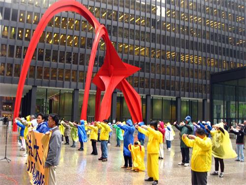 '圖4：二零零九年五月，部份美國中部地區學員芝加哥合影，慶祝世界法輪大法日'